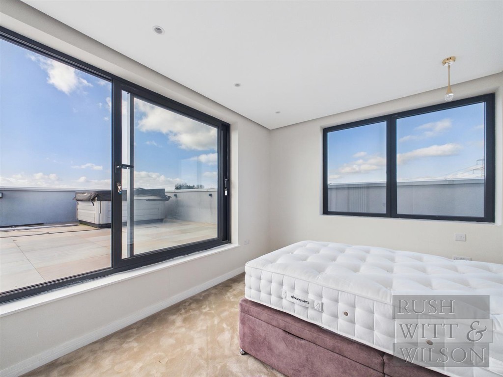 Lot: 100 - WELL PRESENTED DETACHED HOUSE - Bedroom 1